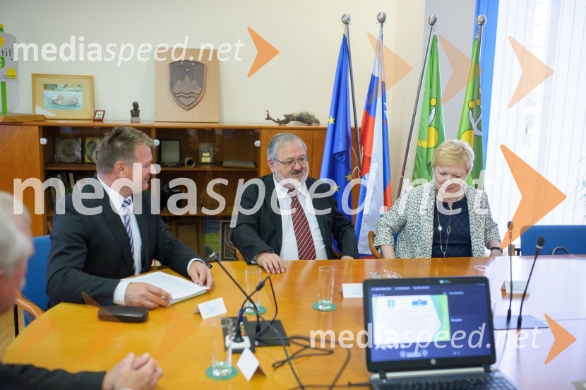   Štefan Žvab, župan občine Šentilj; prof. dr. Igor Tičar, rektor, Univerza v Mariboru; prof. dr. Lučka Lorber, prorektorica za kakovost, Univerza v MariboruUniverza v Mariboru, podpis sporazuma z Občino Šentilj