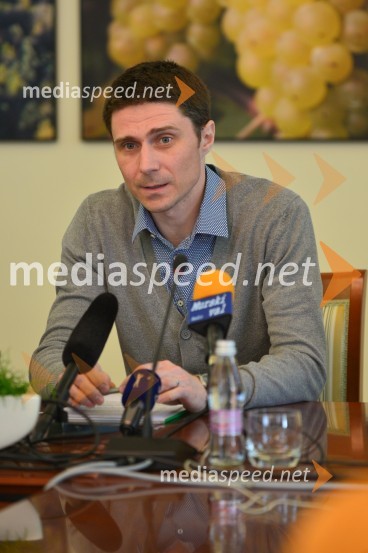  Dubravko Baumgartner, programski vodja likovne dejavnosti v Galeriji-Muzej LendavaLendava ima potencial za Evropsko prestolnico kulture 2015