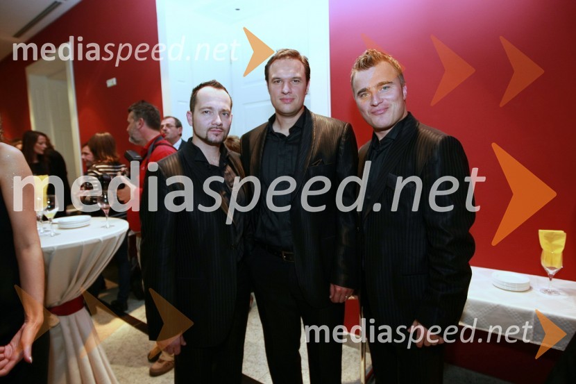 Aljaž Farasin, Metod Žunec in Matjaž Robavs, člani skupine EroikaModna revija Lisca-spodnje perilo in kopalke pomlad-poletje 2008