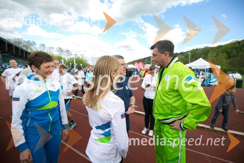 prof. dr. Maja Makovec Brenčič, ministrica za izobraževanje, znanost in šport;  Maruša Mišmaš, atletinja;  Thomas Bach, predsednik, Mednarodni olimpijski komite;  Borut Pahor, predsednik Republike SlovenijePredsednik MOK-a Thomas Bach na obisku v Sloveniji