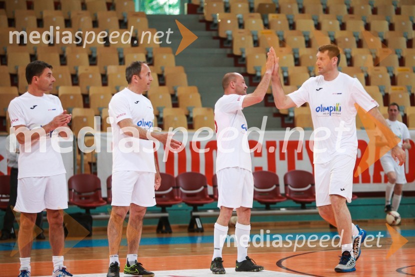  Sašo Udovič, nekdanji nogometaš;  Darko  Milanič, trener NK Maribor;  Dejan Zavec, nekdanji boksar;  Goran Jagodnik, nekdanji košarkarDobrodelna nogometna tekma za otroke Mladinskega doma Maribor