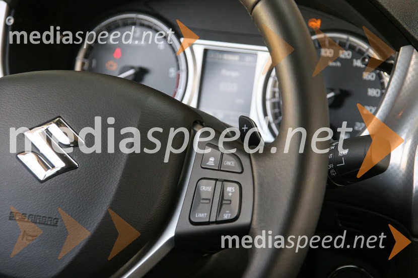 Suzuki Vitara 1.6 DDiS 4WD TCSS Elegance, ob volanu so ušeska za ročno menjavo prestavSuzuki Vitara 1.6 DDiS 4WD TCSS Elegance, mediaspeed test