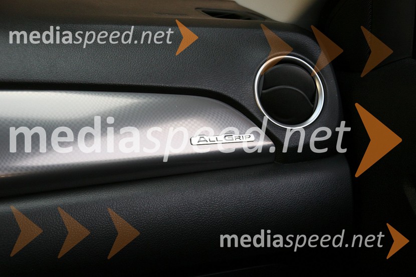 Suzuki Vitara 1.6 DDiS 4WD TCSS Elegance, trda plastika je notranji gradbeni materijalSuzuki Vitara 1.6 DDiS 4WD TCSS Elegance, mediaspeed test