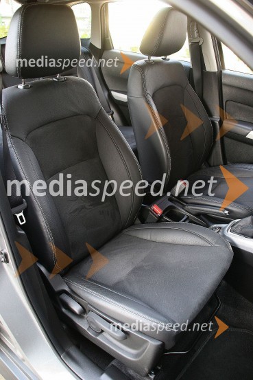 Suzuki Vitara 1.6 DDiS 4WD TCSS Elegance, udobni sedežiSuzuki Vitara 1.6 DDiS 4WD TCSS Elegance, mediaspeed test
