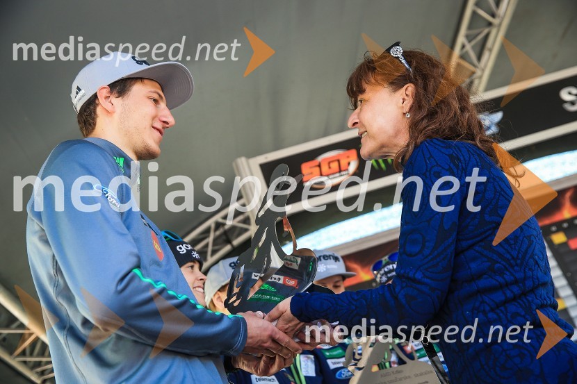  Nejc Dežman, smučarski skakalec;  Violeta Freeland, predsednica AMD Krško Sončen začetek v Krškem