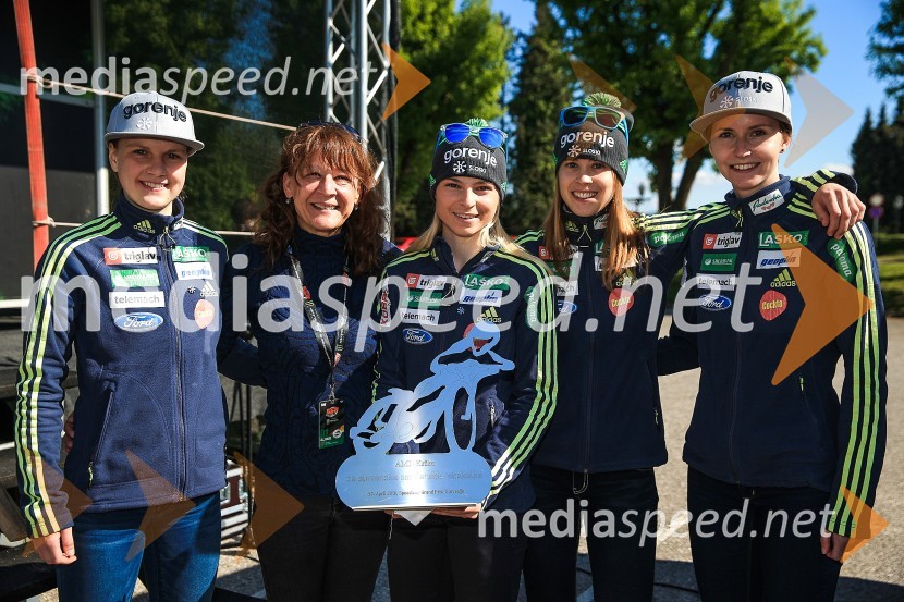  Ema  Klinec, smučarska skakalka;  Violeta Freeland, predsednica AMD Krško ;  Špela Rogelj, smučarska skakalka;  ... ;  Katja Požun, smučarska skakalkaSončen začetek v Krškem