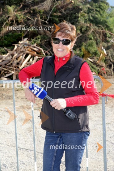  Danica  Ksela, novinarka POP TVKresovanje in praznovanje 1.maja, Koblarjev zaliv 2016