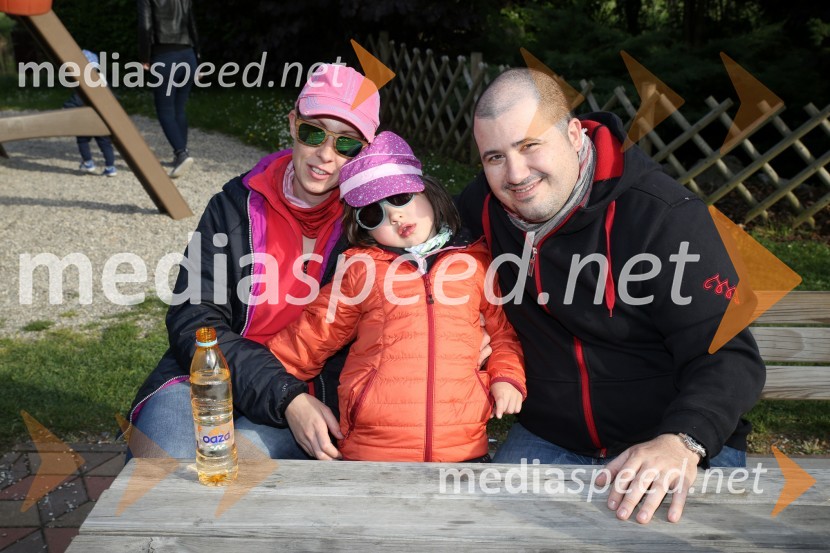  Jasmina Gačnikar;  Eva Cerar;  Gregor Cerar, sekretar območne org. ZSSS Podravja in KoroškeKresovanje in praznovanje 1.maja, Koblarjev zaliv 2016