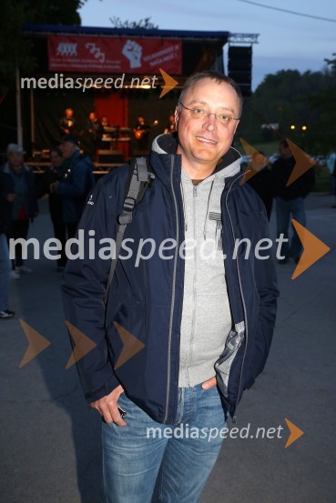  Andrej Selan, časnik VečerKresovanje in praznovanje 1.maja, Koblarjev zaliv 2016