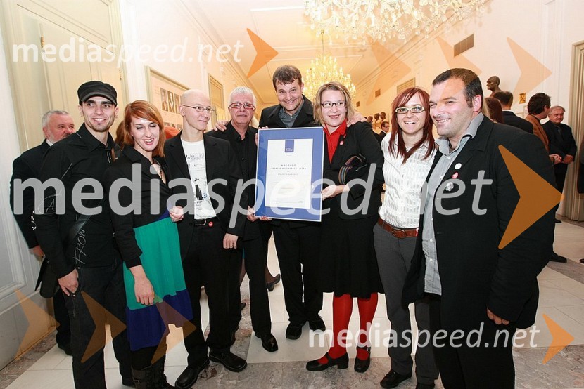 Damjan Rostan, Alenka Marinič, Gregor Moder, Vinko Vasle, direktor Radia Slovenija, Tomaž Lapajne, Maja Dekleva, Sonja Vilc in Goran Završnik, člani Kolektiva Narobov, dobitniki Ježkove nagrade 2007Podelitev Ježkovih nagrad 2007 in dan RTV Slovenije