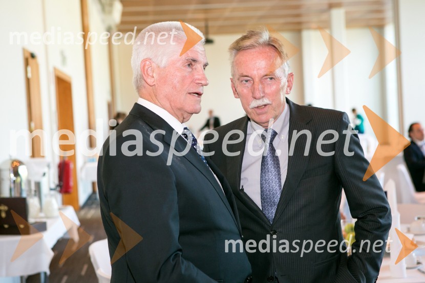  ... ; dr. France Arhar, direktor Združenja bank SlovenijeAmCham Poslovni zajtrk: ''Zeleno gospodarstvo prinaša poslovne priložnosti«