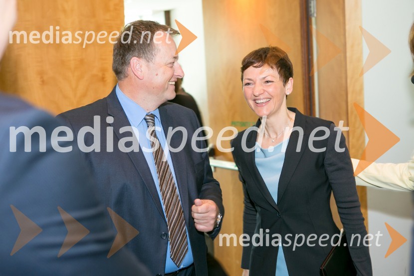  ... ; prof. dr. Maja Makovec Brenčič, ministrica za izobraževanje, znanost in športAmCham Poslovni zajtrk: ''Zeleno gospodarstvo prinaša poslovne priložnosti«