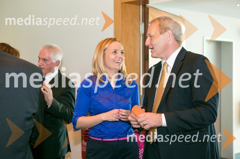  Ajša Vodnik, izvršna direktorica AmCham (Ameriška gospodarska zbornica);  ... AmCham Poslovni zajtrk: ''Zeleno gospodarstvo prinaša poslovne priložnosti«