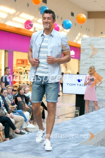  Taiji Tokuhisa, maneken in voditeljModna revija v Qlandii Kranj