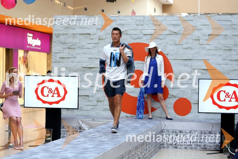  Taiji Tokuhisa, maneken in voditelj;  ... Modna revija v Qlandii Kranj