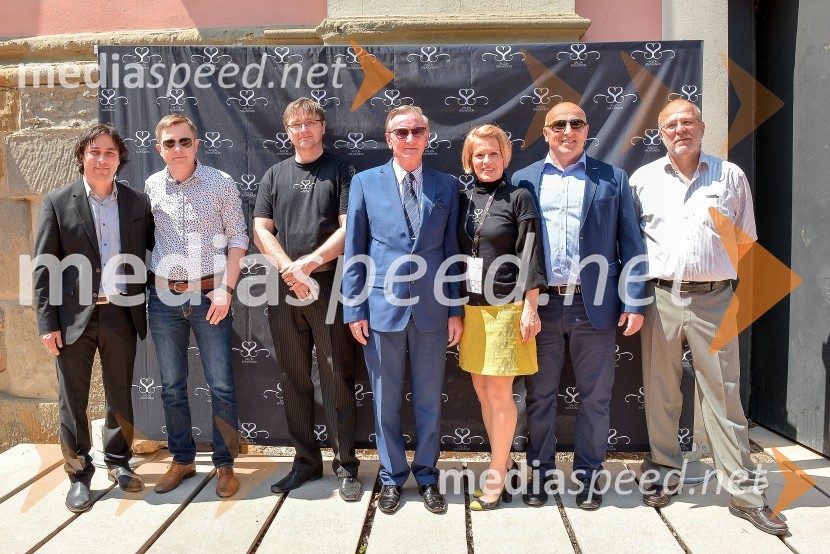  Slavko Podbrežnik, novinar, Večer;  Bojan Kobal, enolog;  Smiljan  Benkovič, SŠGT Maribor;  Gorazd Žmavc, minister brez listnice na uradu za Slovence v zamejstvu in po svetu; dr. Aleksandra Pivec, direktorica, ZRS Bistra, Ptuj;  Miran Senčar, župan, Mestna občina Ptuj;  ... Salon Sauvignon 2016