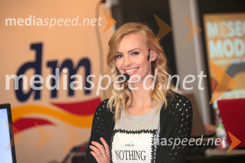  Tjaša  Kokalj Jerala, manekenka, voditeljicaModna revija v Qlandii Kamnik