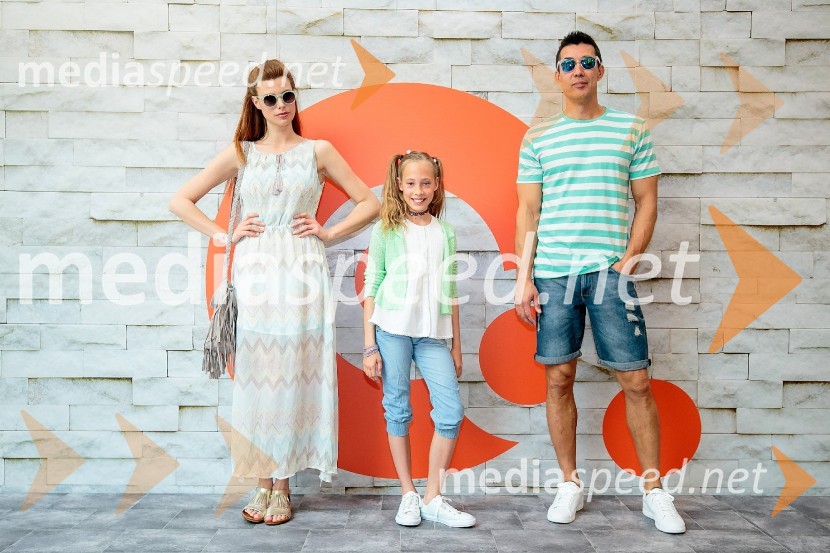  Sabina Remar, manekenka;  ... ;  Taiji Tokuhisa, maneken in voditeljModna revija v Qlandii Kamnik