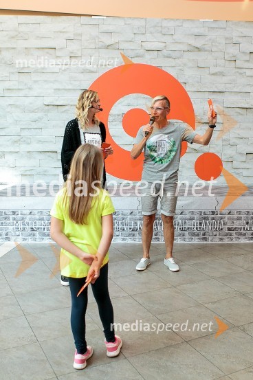  Tjaša  Kokalj Jerala, manekenka, voditeljica;   Igor  Jelen-Iggy, koreograf, lastnik plesnega centra IgenModna revija v Qlandii Kamnik