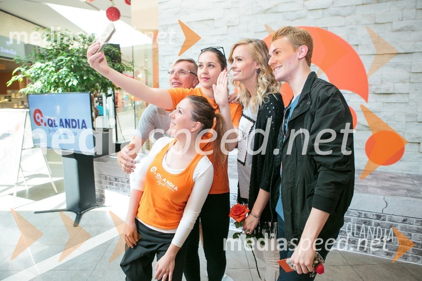  ... ;   Igor  Jelen-Iggy, koreograf, lastnik plesnega centra Igen;  ... ;  Tjaša  Kokalj Jerala, manekenka, voditeljica;  ... Modna revija v Qlandii Kamnik