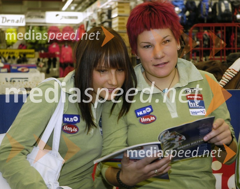 Mateja Robnik in Urška Rabič, smučarkiPredstavitev in tiskovna konferenca alpske smučarske reprezentance za sezono 2007/08