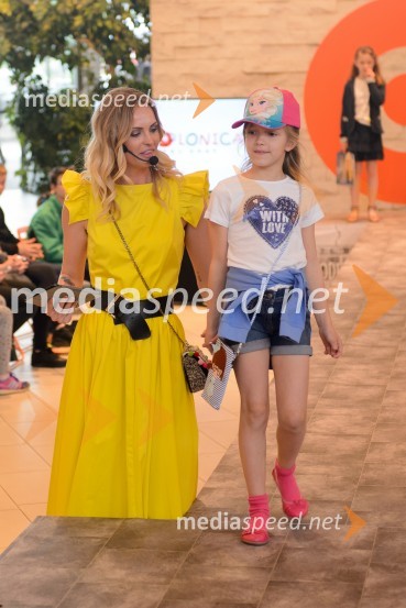  Tjaša  Kokalj Jerala, manekenka, voditeljica;  ... Modna revija v Qlandii Novo Mesto