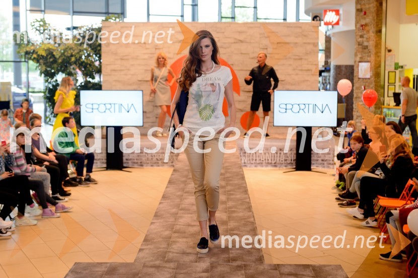  Karin Škufca, manekenkaModna revija v Qlandii Novo Mesto