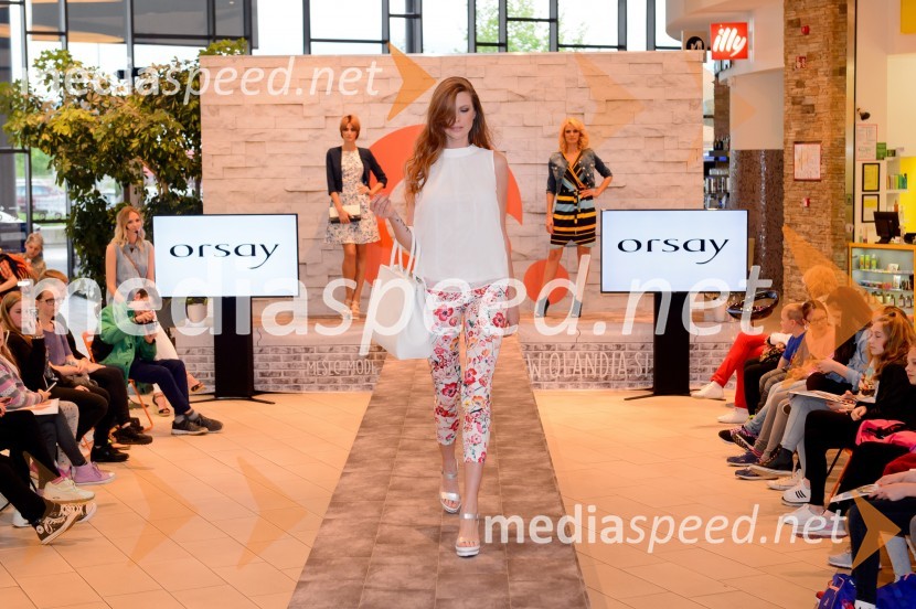  Karin Škufca, manekenkaModna revija v Qlandii Novo Mesto