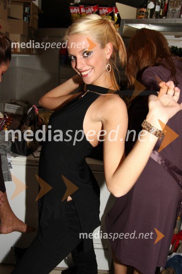 Nina Kohne, manekenkaMobil Elite Promo modna revija v Cafe Bar Avenue