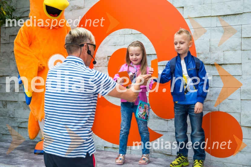   Igor  Jelen-Iggy, koreograf, lastnik plesnega centra Igen;  ... ;  ... Modna revija v Qlandii Krško