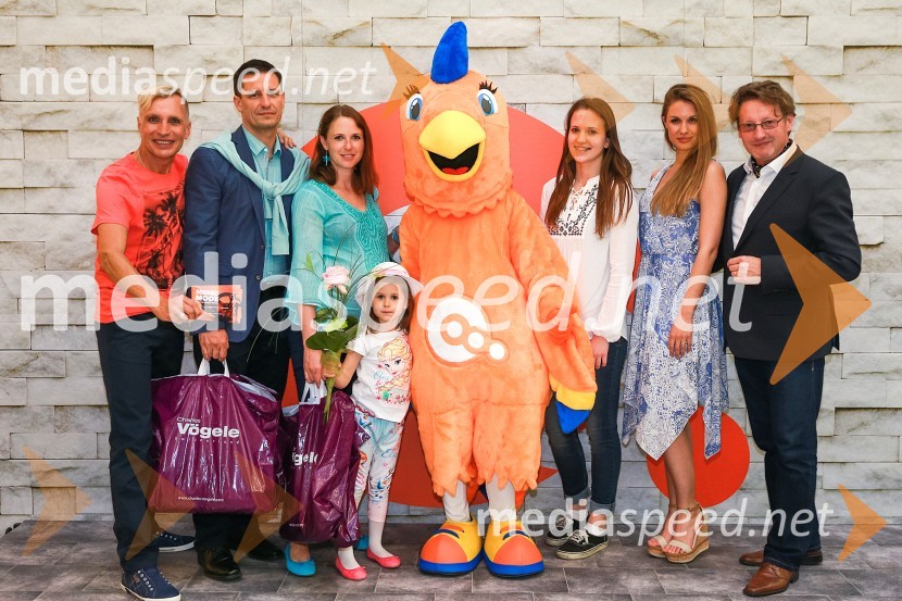   Igor  Jelen-Iggy, koreograf, lastnik plesnega centra Igen;  ... ;  ... ;  ... ;  ... ;  ... ;  Tara Zupančič, voditeljica;  ... Modna revija v Qlandii Ptuj