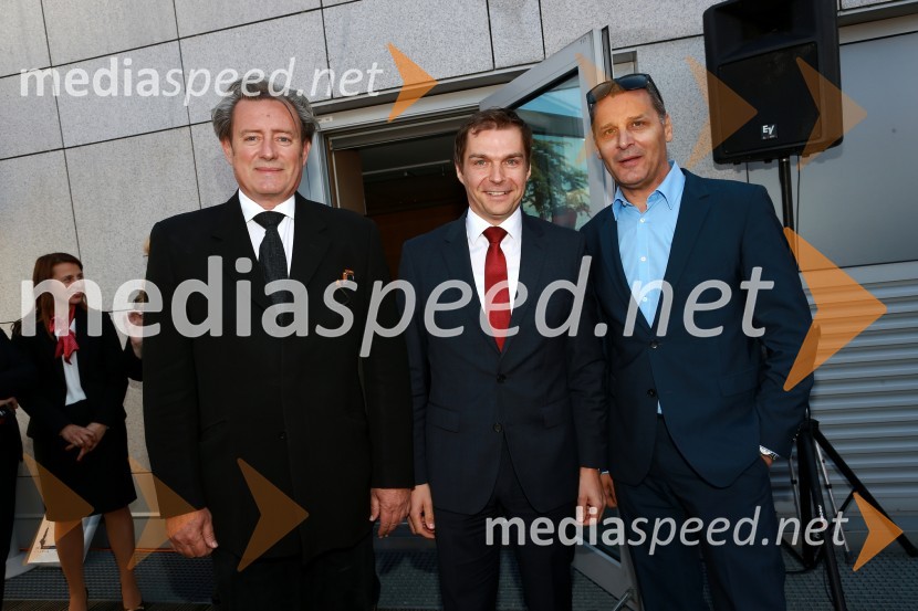  Vladimir  Rukavina Gogo, direktor Narodnega doma Maribor ter direktor Festivala Lent ;  Robert Senica, predsednik uprave, Nova KBM;  Danilo Rošker, direktor SNG MariborFestival Lent 2016, podpis sponzorske pogodbe z Novo KBM