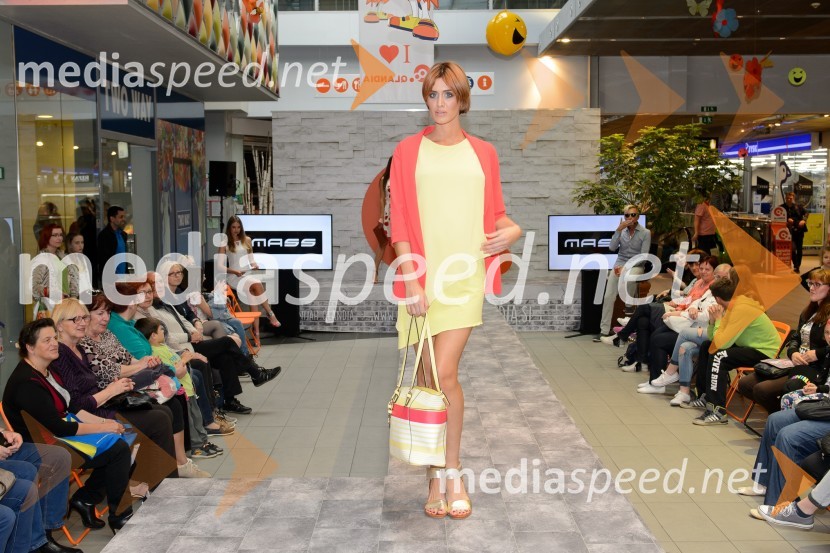   Zlata  Okugić, manekenkaModna revija v Qlandii Maribor