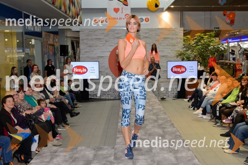   Zlata  Okugić, manekenkaModna revija v Qlandii Maribor