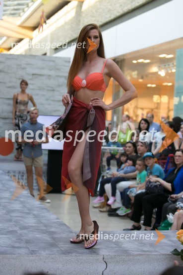  Karin Škufca, manekenkaModna revija v Qlandii Nova Gorica