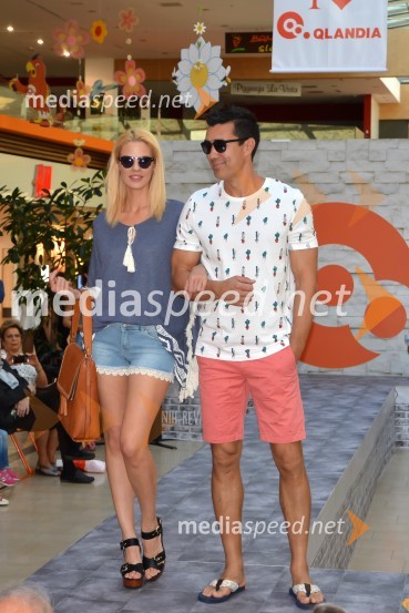  Sabina Remar, manekenka;  Taiji Tokuhisa, maneken in voditeljModna revija v Qlandii Nova Gorica