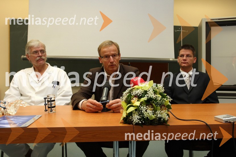 Doc. dr. med. Gorazd Pirc, Univerzitetni klinični center Maribor, prof. Archibald von Strempel (Avstrija) in dr. med. Matjaž Voršič, Univerzitetni klinični center Maribor
Operacija na hrbtenici po novi metodi v UKC Maribor