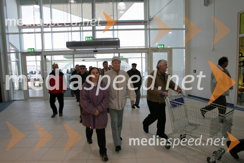 ObiskovalciOtvoritev supermarketa E.Leclerc