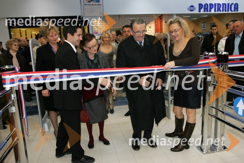 Alain Gomez, lastnik mariborskega centra E.Leclerc, Edouard Leclerc, ustanovitelj verige E.Leclerc z ženo in Patricia Gomez, lastnica mariborskega centra E.LeclercOtvoritev supermarketa E.Leclerc