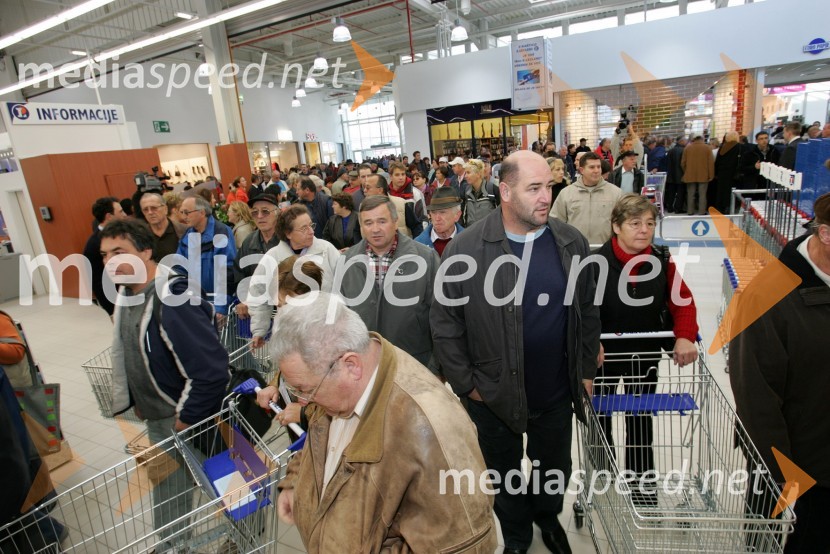 ObiskovalciOtvoritev supermarketa E.Leclerc