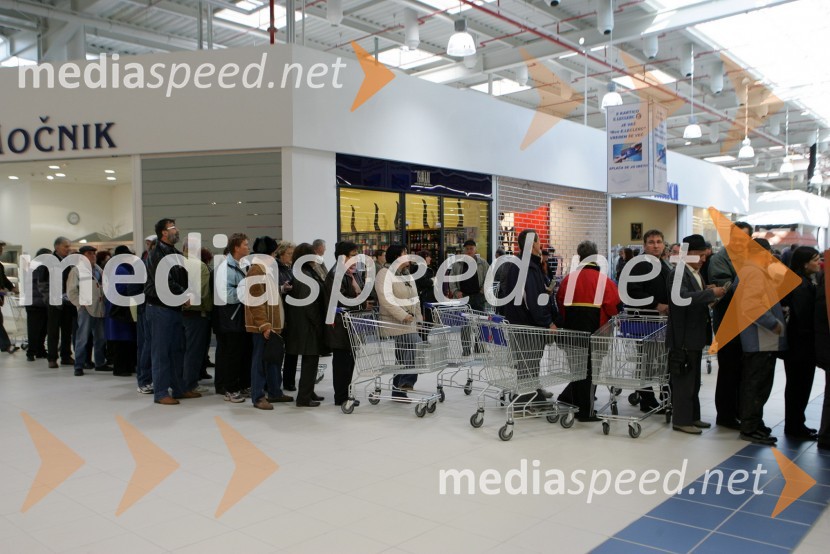 ObiskovalciOtvoritev supermarketa E.Leclerc