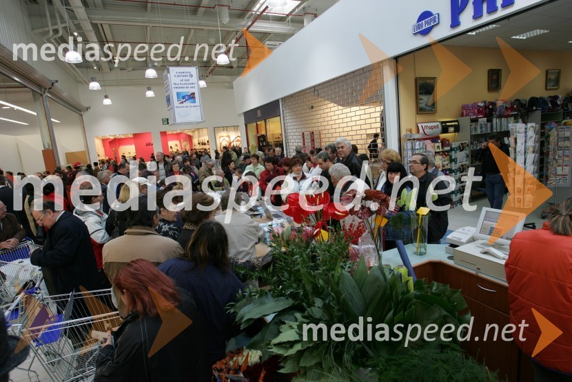 ObiskovalciOtvoritev supermarketa E.Leclerc