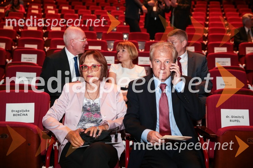  Andreja Kračun, predsednica, Dobrodelno združenje Koraki za korakce; dr. Davorin Kračun, v.d. dekan, Ekonomsko-poslovna fakulteta, Univerza v Mariboru25. obletnica slovenske diplomacije