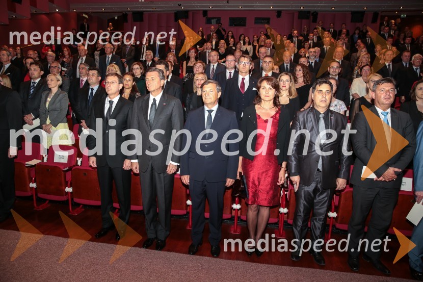 prof. dr. Miro Cerar, predsednik vlade Republike Slovenije;  Borut Pahor, predsednik Republike Slovenije;  Karl Erjavec, minister za zunanje zadeve RS, predsednik stranke Desus;  Ljuboslava Erjavec, soproga Karla Erjavca;  Mitja Bervar, predsednik Državnega sveta Republike Slovenije; dr.  Peter Gašperšič,  minister za infrastrukturo25. obletnica slovenske diplomacije