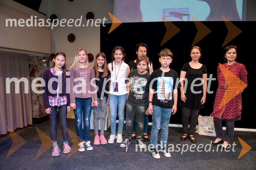 Ekipa umetnikov iz OŠ Oskarja Kovačiča1. LIKfest, zaključna prireditev z izdelavo grafike velikanke