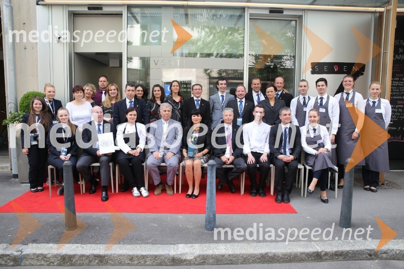 Skupinska fotografija predstavnikov predsedstva Coupe Georges Baptiste, sodnikov, tekmovalcev in njihovih mentorjev.Coupe Georges Baptiste, tekmovanje