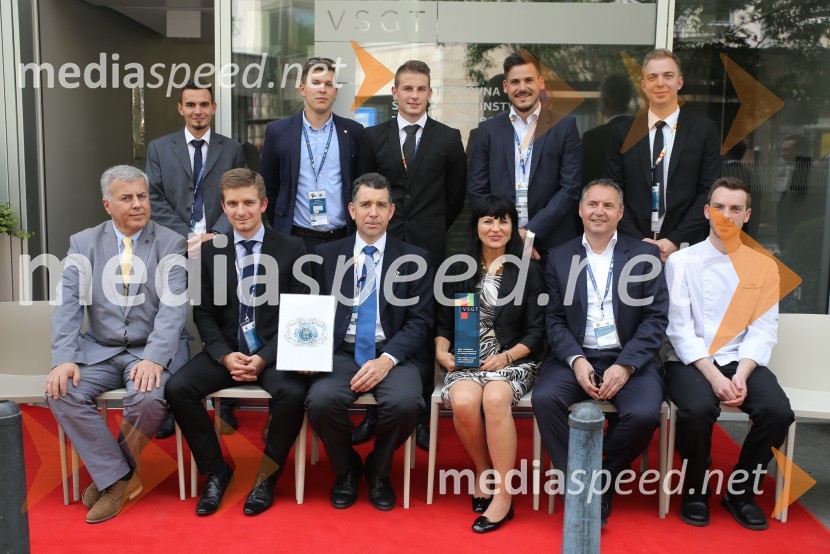 Skupinska fotografija sodnikov tekmovanja iz Slovenije s predsednikom in podpredsednikom tekmovanja Coupe Georges BaptisteCoupe Georges Baptiste, tekmovanje