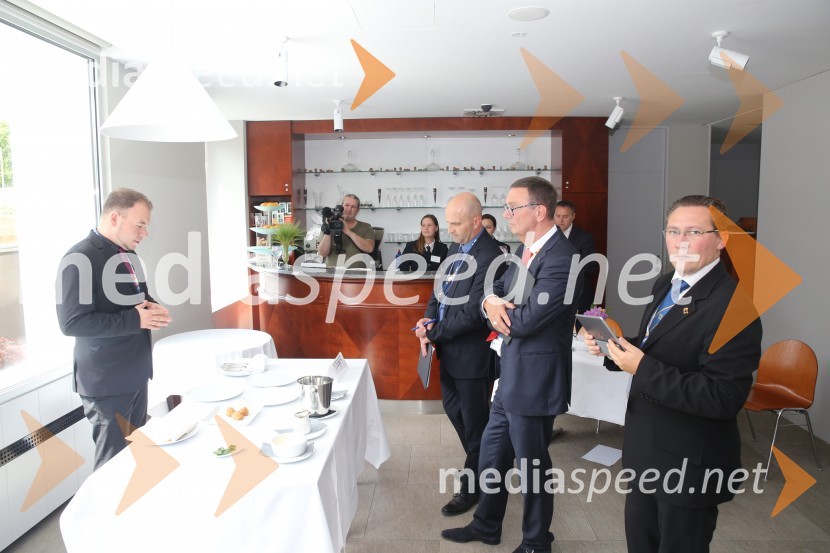  Leon Marinič, diplomant VSGT in inštruktor v Restavraciji Sedem, tekmovalec v kategoriji profesionalcev ;  Florent Coste;  Jos Schijff;  Romuald Schaeffer, član predsedstva tekmovanja iz FrancijeCoupe Georges Baptiste, tekmovanje