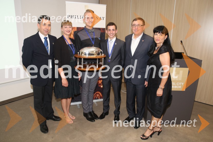  Franck Languille, predsednik pokala Coupe Georges Baptiste;  ... ;  ... ;  ... ; dr. Andrej Fištravec, župan, Mestna občina Maribor; mag.  Helena  Cvikl, direktorica Višje strokovne šole za gostinstvo in turizem v MariborCoupe Georges Baptiste, podelitev nagrad