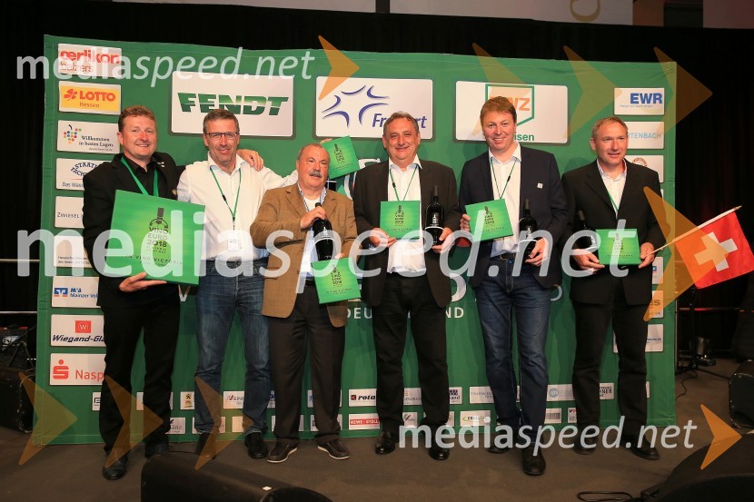  Danilo Steyer, predsednik Vinske reprezentance Slovenije;  ... ;  ... ;  ... ;  ... ;  ... Svečana podelitev pokala zmagovalcem nogometnega prvenstva vinarjev